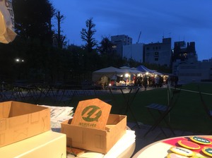 受付からみた、南池袋公園の夜マルシェ